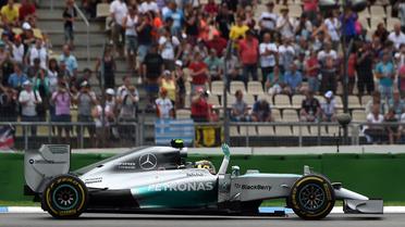 Le pilote allemand de Mercedes-AMG Nico Rosberg, bras levé, se félicite de sa victoire dans le Grand Prix d'Allemagne, le 20 juillet 2014 sur le circuit d'Hockenheim  [ / AFP]