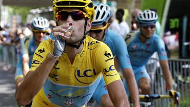 Le maillot jaune Vincenzo Nibali s'autorise un verre de champagne avant le départ de la dernière étape vers les Champs-Elysées, le 27 juillet 2014 à Evry [ / POOL/AFP]