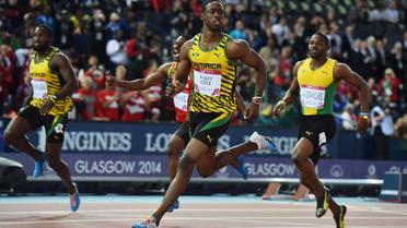 Le sprinteur jamaïcain Kemar Bailey-Cole (C) remporte le 100 m des Jeux du Commonwealth, le 28 juillet 2014 à Glasgow [ / AFP]