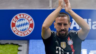 Franck Ribéry salue le public lors de la présentation officielle du Bayern Munich, le 9 août 2014 à l'Allianz Arena [Guenter Schiffmann  / AFP]