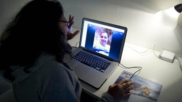 Une femme communique avec sa famille via Skype le 27 août 2013 à Stockholm [Jonathan Nackstrand / AFP]