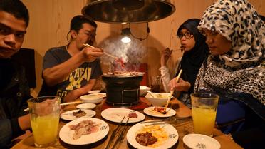 Des touristes thaïlandais musulmans dégustent des mets certifiés halal dans un restaurant de Tokyo, le 24 juin 2014  [Yoshikazu Tsuno / AFP]