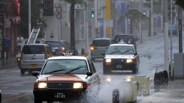 Des véhicules circulent sous la pluie le 8 juillet 2014 à Okinawa [- / Jiji Press/AFP]