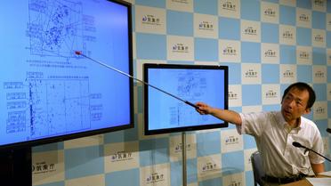 Yasuhiro Yoshida, de l'agence météorologique japonaise lors d'une conférence de presse à Tokyo, après un fort séisme dans le nord-est du pays, le 12 juillet 2014 [Yoshikazu Tsuno  / AFP]