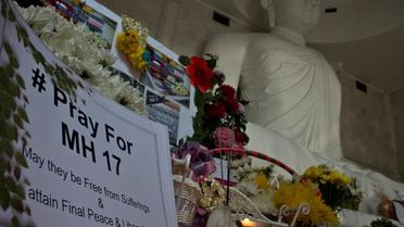 Fleurs et messages le 20 juillet 2014 lors d'une prière à Kuala Lumpur en hommage aux victimes du crash du MH17 [Manan Vatsyayana  / AFP]