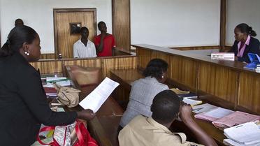Deux Ougandais comparaissent devant un tribunal de Kampala, le 7 mai 2014, accusés d'avoir eu des relations homosexuelles [Isaac Kasamani / AFP/Archives]