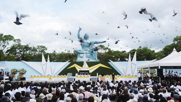 Lâcher de colombes autour de la Statue de la paix durant une cérémonie marquant le 69ème anniversaire de la bombe atomique sur Nagasaki, le 9 août 1945 [Jiji Press / JIJI PRESS/AFP]