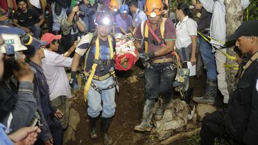Un mineur est transporté à l'hôpital, le 29 août 2014 après être resté coincé dans une mine d'or dans la localité de El Comal (nord-est du Nicaragua) depuis jeudi [Inti Ocon / AFP]