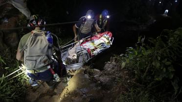 Un mineur resté enfermé dans une mine d'or du nord du Nicaragua est évacué par les secours, le 29 août 2014 [Inti Ocon / AFP]