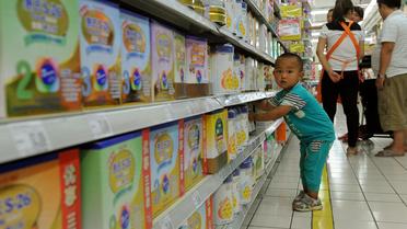 Un enfant près du rayon des laits en poudre dans un supermarché de Pékin, le 4 août 2013 [ / AFP]