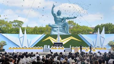 Des colombes volent au-dessus du mémorial de la Paix à Nagasaki pour la commémoration de l'explosion de la bombe atomique le 9 août 2013 [Jiji Press / Jiji Press/AFP]