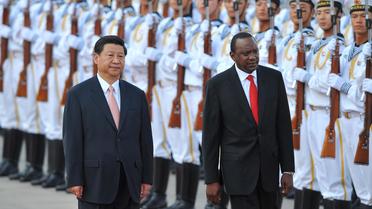 Le président kényan Uhuru Kenyatta (d) et son homologue chinois Xi Jinping, le 19 août 2013 à Pékin [Wang Zhao / AFP]