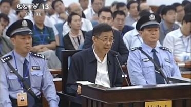 L'ex-dirigeant chinois déchu Bo Xilai (c) au troisième jour de son procès le 24 août 2013 à Jinan, dans la province de Shandong [ / CCTV/AFP]