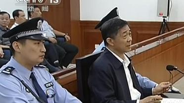 L'ex-dirigeant chinois déchu Bo Xilai (d) au quatrième jour de son procès pour corruption à Jinan, dans l'est de la Chine, le 25 août 2013 [ / CCTV/AFP]