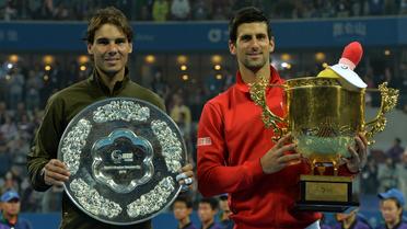 L'Espagnol Rafael Nadal (G) battu par Novak Djokovic (D) en finale du tournoi de Pékin, le 6 octobre 2013 [ / AFP/Archives]
