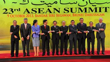 Photo de famille des participants au sommet de l'Asie du Sud-Est, le 9 octobre 2013 au Brunei [Roslan Rahman / AFP]