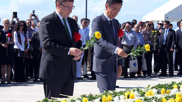 Le ministre japonais de l'Environnement Nobuteru Ishihara (d) et le directeur du PNUE, Achim Steiner, rendent hommage aux victimes de Minamata, le 9 octobre 2013 à Kumamoto [ / JijiPress/AFP]