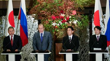 Les ministres russes des Affaires étrangères Sergueï Lavrov (2e g) et de la Défense Sergueï Shoigu, lors d'une conférence de presse conjointe avec leurs homologues japonais Fumio Kishida (2e d) et Itsunori Onodera, le 2 novembre 2013 à Tokyo [Kimimasa Mayama / Pool/AFP]