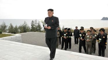 Photo non datée fournie le 2 novembre 2013 par l'agence nord-coréenne Kcna du leader Kim Jong-Un dans un lieu indéterminé en Corée du Nord [Kns / Kcna/AFP]