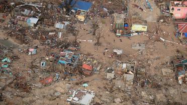 Vue aérienne d'un secteur totalement ravagé après le passage du typhon Haiyan, à Guiuan, aux Philippines, le 11 novembre 2013 [Ted Aljibe / AFP]