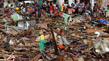 Des survivants du typhon Haiyan essayent de déblayer les décombres, le 27 novembre 2013 à Tacloban [ / AFP]