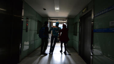 Des militants liés au Centre LGBT (Lesbiennes, Gay, Bissexuels et Transsexuels) de Pékin protestent avec un mannequin dans une clinique de Pékin proposant de "corriger" l'orientation sexuelle, le 10 décembre 2010 [Mark Ralston / AFP/Archives]