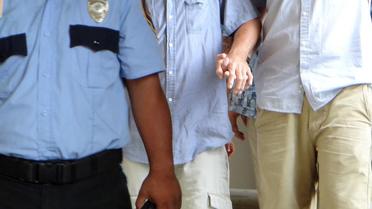 José Salvador Alvarenga (c), rescapé mexicain après une dérive de 13 mois dans le Pacifique, se rend à une conférence de presse, le 6 février 2014 à Majuro, aux Iles Marshalls [ / AFP/Archives]