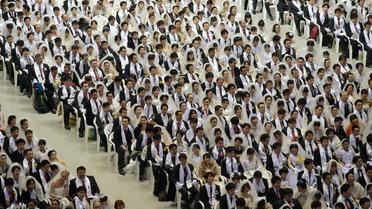 Des milliers de couples, lors d'une cérémonie de mariages collectifs organisée par l'Eglise de l'unification, connue sous le nom de secte Moon, à Gapyeong, en Corée du Sud le 12 février 2014 [Ed Jones / AFP]