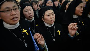 Des soeurs catholiques chinoises lors des obsèques de l'évèque Joseph Fan Zhongliang à Shanghai le 22 mars 2014, un des dirigeants de "l'église du silence chinoise" [Peter Parks / AFP/Archives]