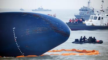 Les gardes-côtes tentent de secourir les naufragés du ferry au large de Jindo, en Corée du Sud, le 16 avril 2014 [Ed Jones / AFP]
