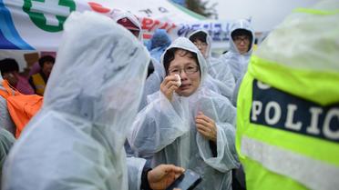 Des proches des passsagers disparus dans le naufrage sud-coréen rassemblés le 17avril 2014 dans un gymanse à Jindo  [Ed Jones / AFP]