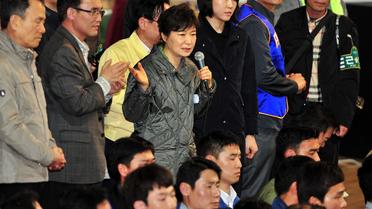 La présidente sud-coréenne Park Geun-Hye rencontre des proches des passagers du ferry naufragé à Jindo le 17 avril 2014 [Jung Yeon-Je / AFP/Archives]