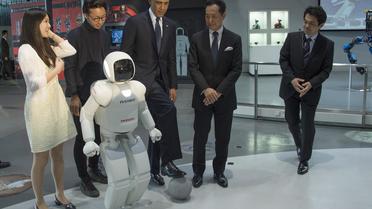 Le président américain Barack Obama a fait quelques passes de football avec un petit robot humanoïde japonais, Asimo, jeudi 23 avril 2014 à Tokyo au musée national des sciences et de l'innovation [Jim Watson / AFP]