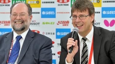 LLe vice-président de l'ITTF Thomas Weikert (d) s'adresse à la presse, avec à ses côtés l'actuel président Adham Sharara, en marge des Mondiaux de tennis de table  à Tokyo, le 30 avril 2014 [ / AFP]