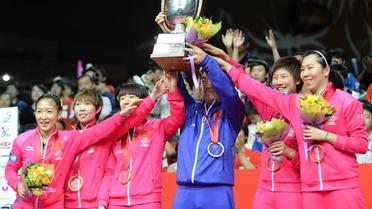 L'équipe de Chine de tennis de table brandit la coupe du monde après avoir dominé les Mondiaux de Tokyo, le 5 mai 2014 [ / AFP]
