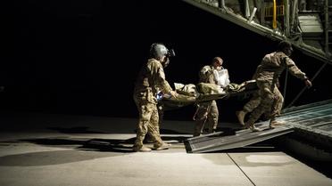 Des membres de l'US Air Force transportent un blessé afghan le 26 mai 2014 à Logar [Brendan Smialowski / AFP]
