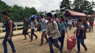 Travailleurs cambodgiens à la frontière entre la Thaïlande et le Cambodge, le 15 juin 2014 [ / AFP]