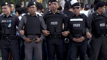 Des policiers thaïlandais pendant une manifestation hostile au coup d'Etat militaire, le 22 juin 2014 à Bangkok  [Pornchai Kittiwongsakul / AFP]