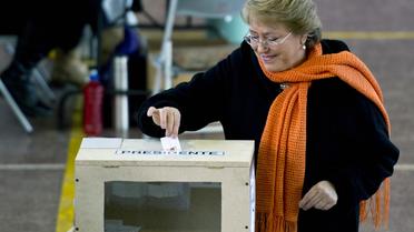 L'ex-présidente socialiste Michelle Bachelet vote à Santiago, le 30 juin 2013 [Martin Bernetti / AFP]