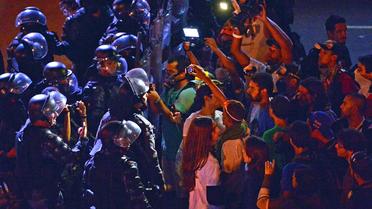 Manifestants face aux forces de l'ordre le 30 juin 2013 près du stade Maracana de Rio [Yasuyoshi Chiba  / AFP]