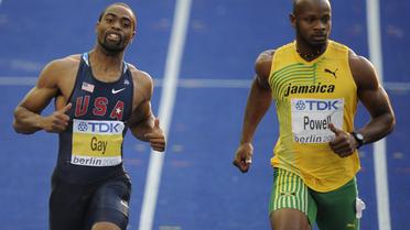 Le sprinteur jamaïcain Asafa Powell (d) et l'Américain Tyson Gay disputent la demi-finale du 100m aux Championnats du monde d'athlétisme de Berlin, le 16 août 2009 [ / DDP/AFP/Archives]