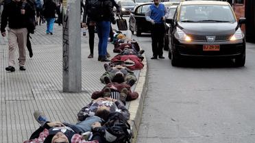 Des personnes couchées dans les rues de Santiago du Chili en mémoire des disparus de la dictature d'Augusto Pinochet, le 10 septembre 2013 [Martin Bernetti / AFP]