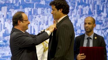 Francois Hollande décore de la Légion d'honneur l'ex-international de football brésilien Raí Souza Vieira de Oliveira le 12 décembre 2013 à Sao Paulo [Alain Jocard / AFP]