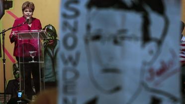 Des militants manifestent lors d'un discours de la présidente brésilienne Dilma Rouseff (g) en faveur de l'octroi du droit d'asile pour Edward Snowden, le 19 décembre 2013 à Sao Paulo [Miguel Schincariol / AFP/Archives]