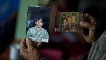 Le père de José Salvador Alvarenga montre des photos de son fils à Garita Palmera, au Salvador, le 4 février 2014 [Jose Cabezas / AFP]