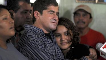 Le naufragé salvadorien José Salvador Alvarenga et sa fille Fatima, à son arrivée à Garita Palmera, le 19 février 2014 au Salvador  [José Cabezas / AFP]