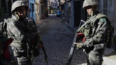 Des soldats brésiliens patrouillent dans les rues de la favela de Mare à Rio le 5 avril 2014 [Christophe Simon / AFP]