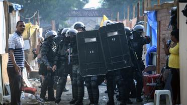 Les forces de l'ordre antiémeutes investissent une favella de Rio de Janeiro occupée par les squatteurs, le 11 avril 2014 [ / AFP/Archives]