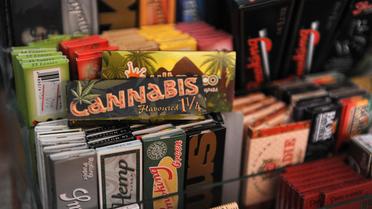 Du papier utilisé pour rouler des joints de cannabis vendu dans un magasin spécialisé de Montevideo, le 24 avril 2014 [Miguel Rojo / AFP/Archives]