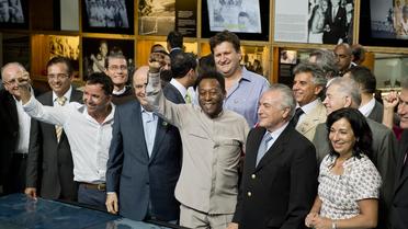 L'ancien footballeur Edson Arantes do Nascimento, connu sous le nom de Pelé, inaugure un musée à sa gloire, accompagné du vice-président du Brésil Michel Temer, à Santos, le 15 juin 2014 [Nelson Almeida / AFP]